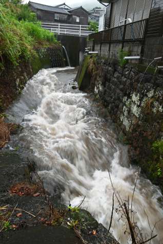 〈関連〉大雨で増水した川＝２４日午前１１時すぎ、南さつま市坊津町泊