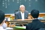 戦争体験を語る下原邦義さん＝２３日、霧島市の牧園中学校