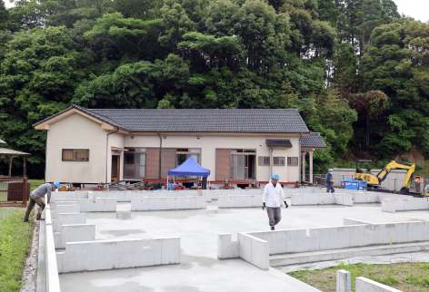 背後に山が迫った喜入自治会館を曳家で移設するため設置された土台（手前）＝２０日、薩摩川内市平佐町