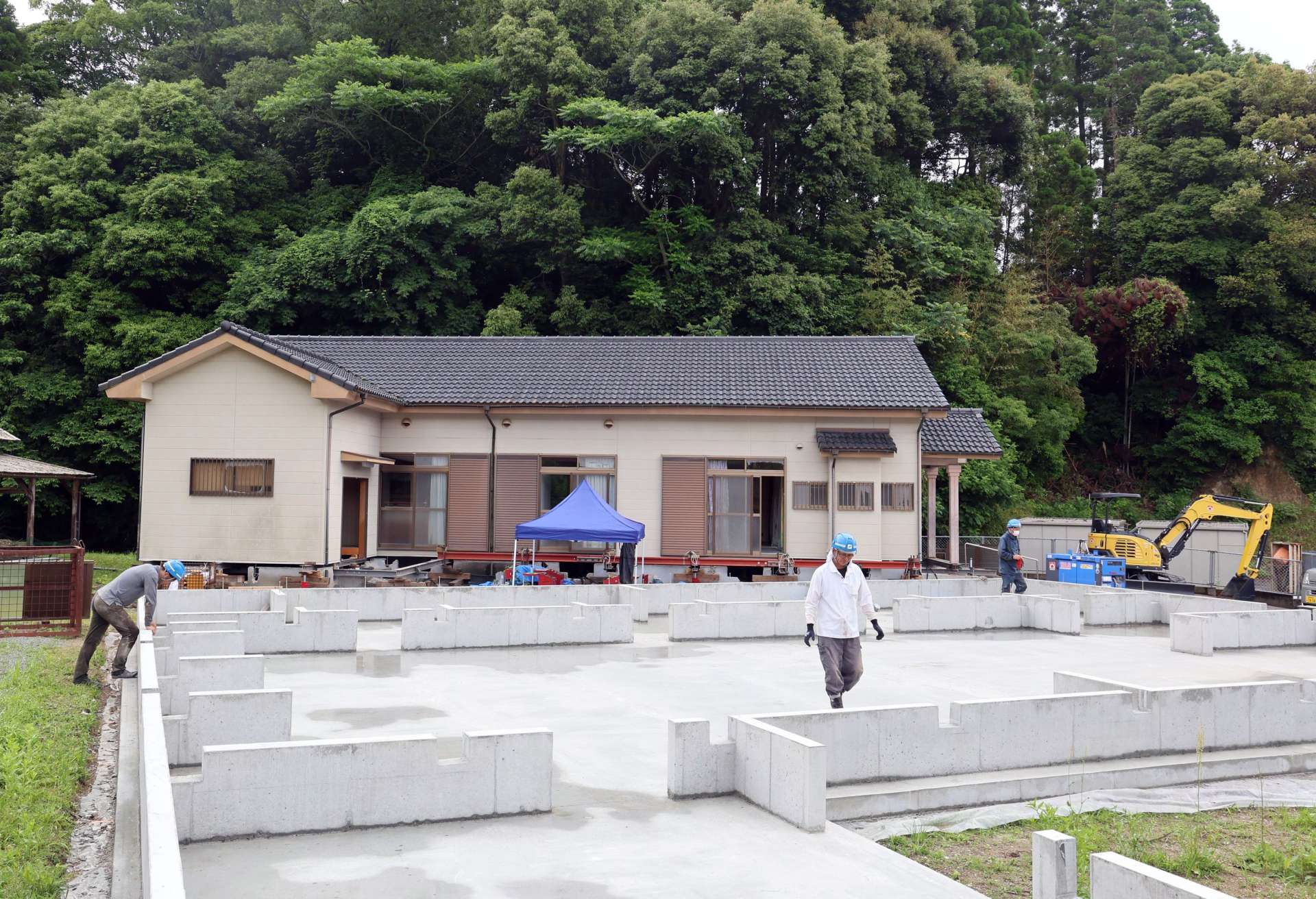 背後に山が迫った喜入自治会館を曳家で移設するため設置された土台（手前）＝２０日、薩摩川内市平佐町