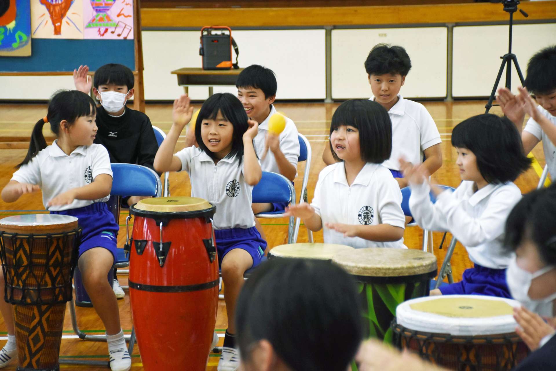 輪になって太鼓をたたく児童＝霧島市の霧島小学校