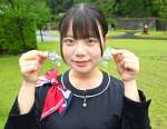 「梅雨を楽しく」と入園者に配布する「島津あめ」＝鹿児島市の仙巌園