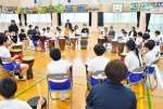 輪になって太鼓をたたく児童＝霧島市の霧島小学校