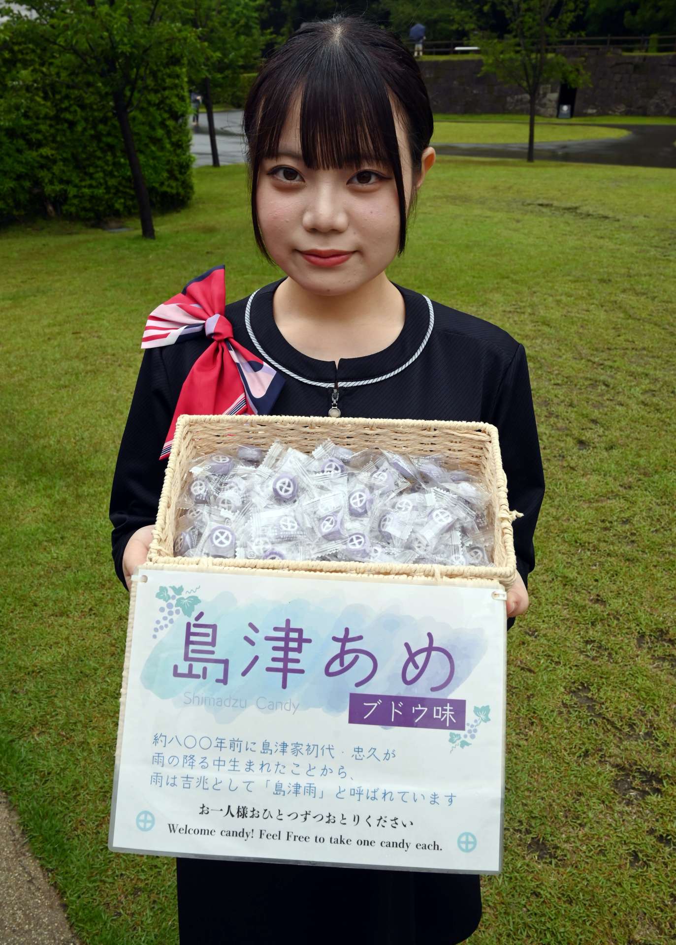 「梅雨を楽しく」と入園者に配布する「島津あめ」＝鹿児島市の仙巌園