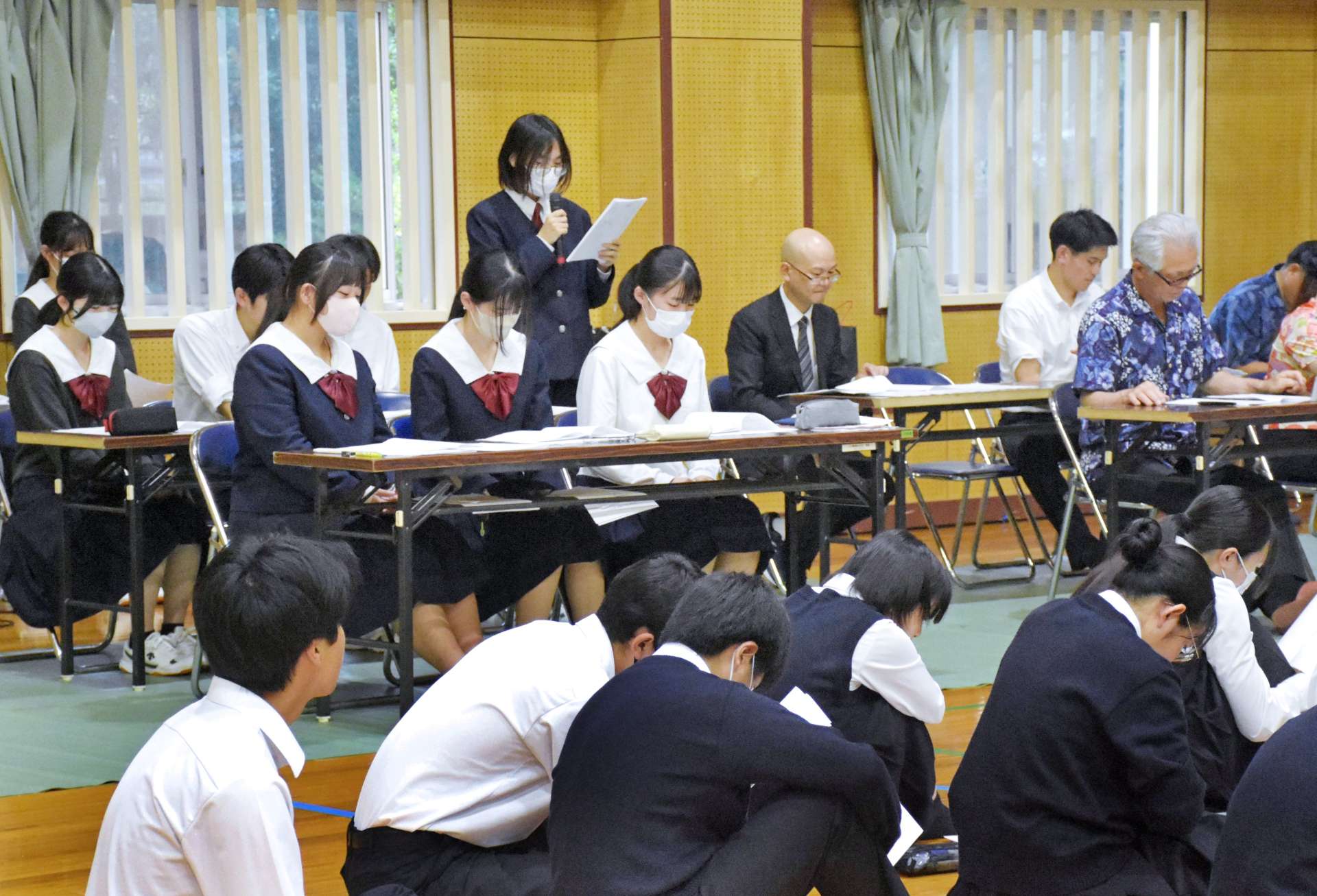 〈関連〉株主総会で２０２４年度の決算を報告する生徒＝指宿市の指宿商業高校