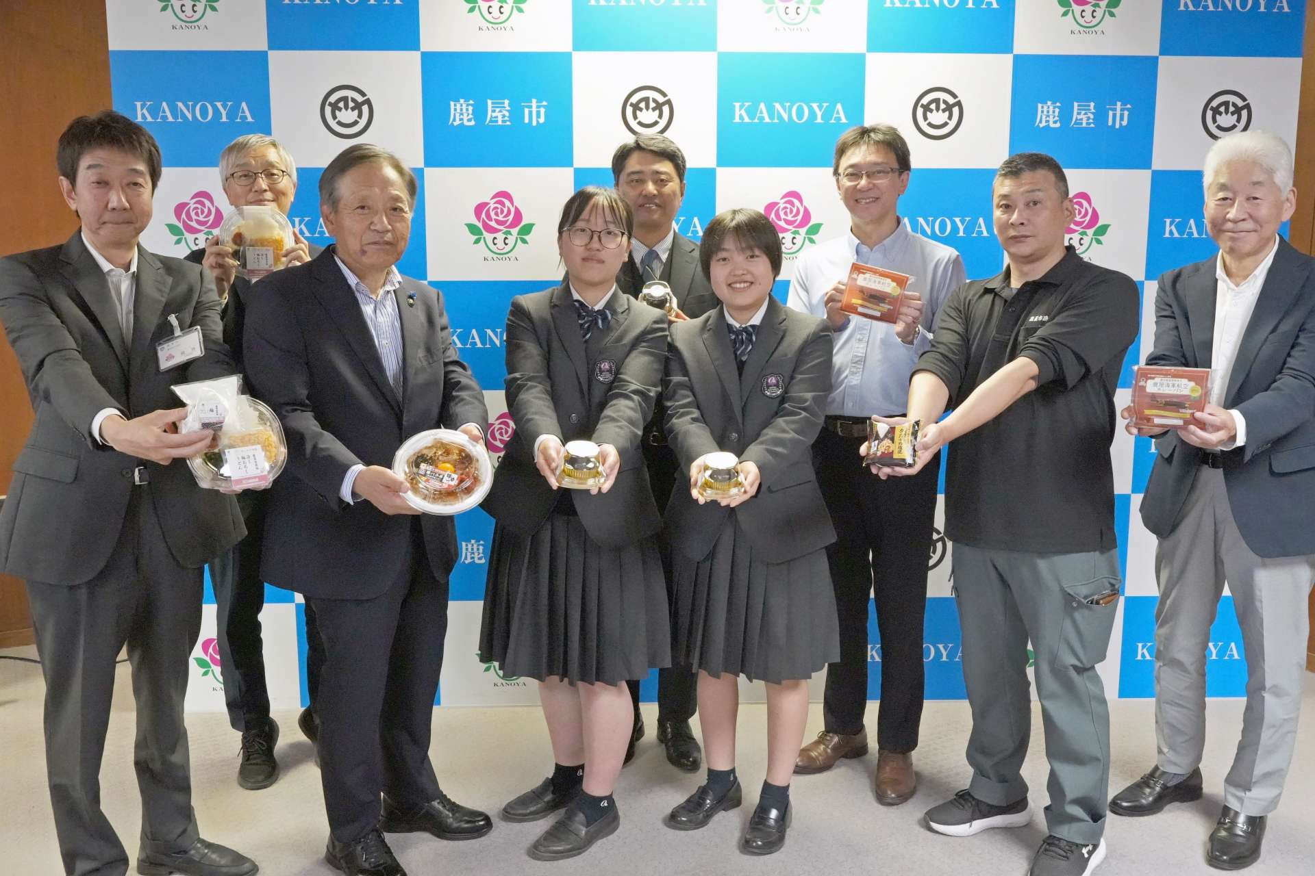 鹿屋の食材を使って開発した商品をＰＲする事業者ら＝鹿屋市役所