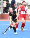 第４クオーター、ゴールを狙う武岡台の大石＝樋脇屋外人工芝競技場