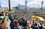 プロ野球パ・リーグ公式戦のソフトバンク－オリックス戦を楽しむ観客＝２５日午後、鹿児島市の平和リース球場
