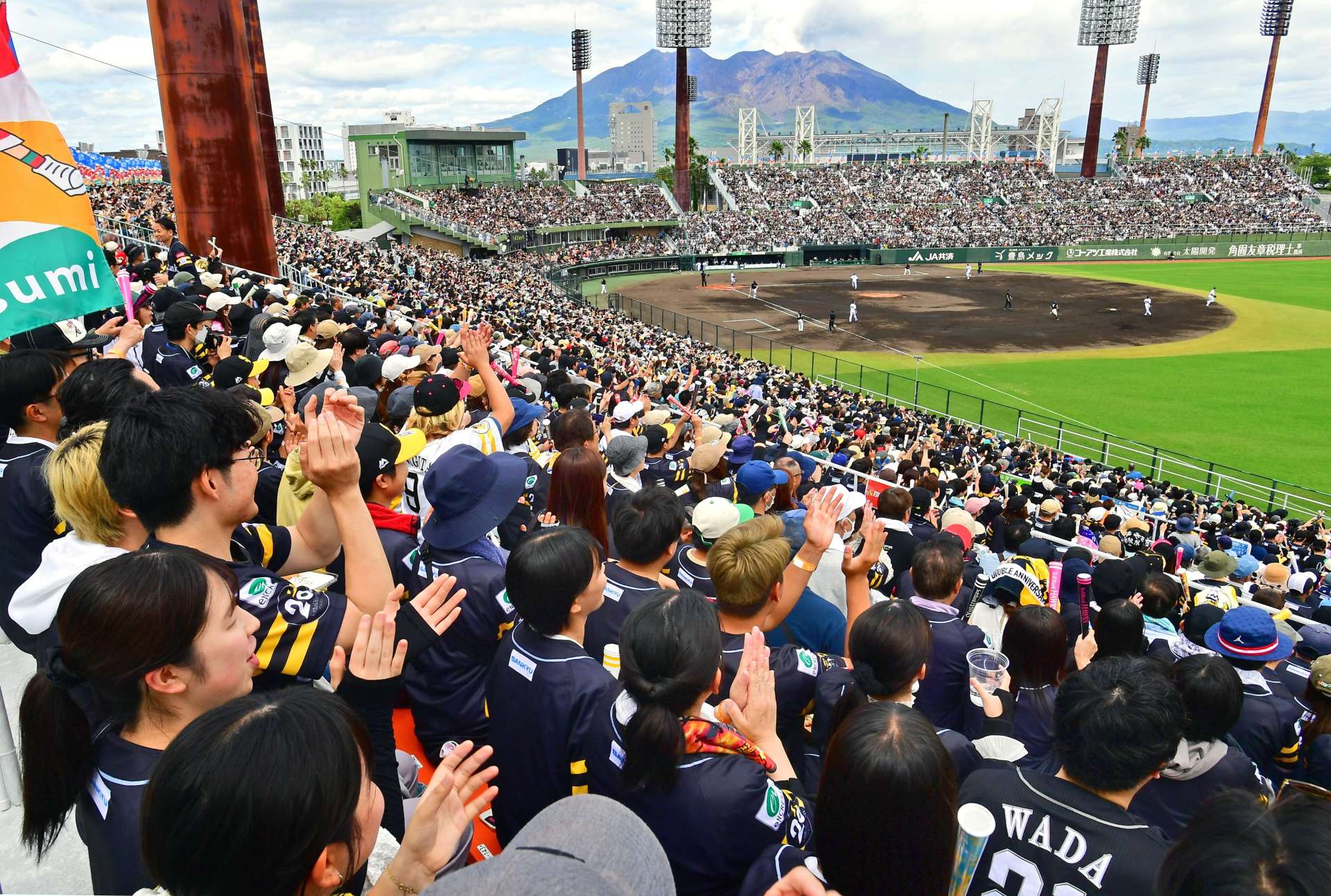 〈関連〉桜島も噴煙？　プロ野球パ・リーグ公式戦のソフトバンク－オリックス戦を楽しむ野球ファン＝２５日午後、鹿児島市の平和リース球場