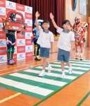 横断歩道の正しい渡り方を練習する児童＝鹿児島市の伊敷小学校