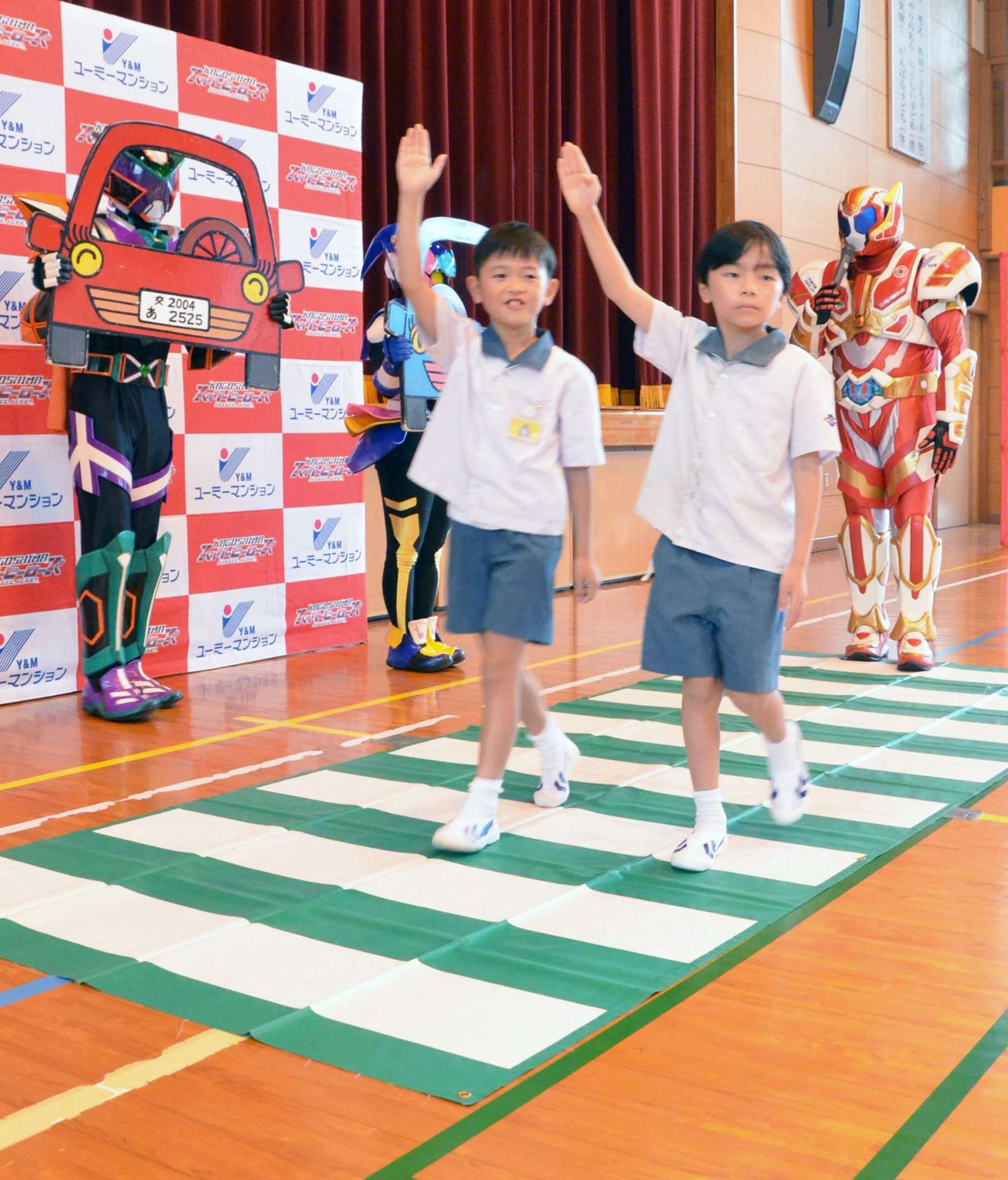 横断歩道の正しい渡り方を練習する児童＝鹿児島市の伊敷小学校