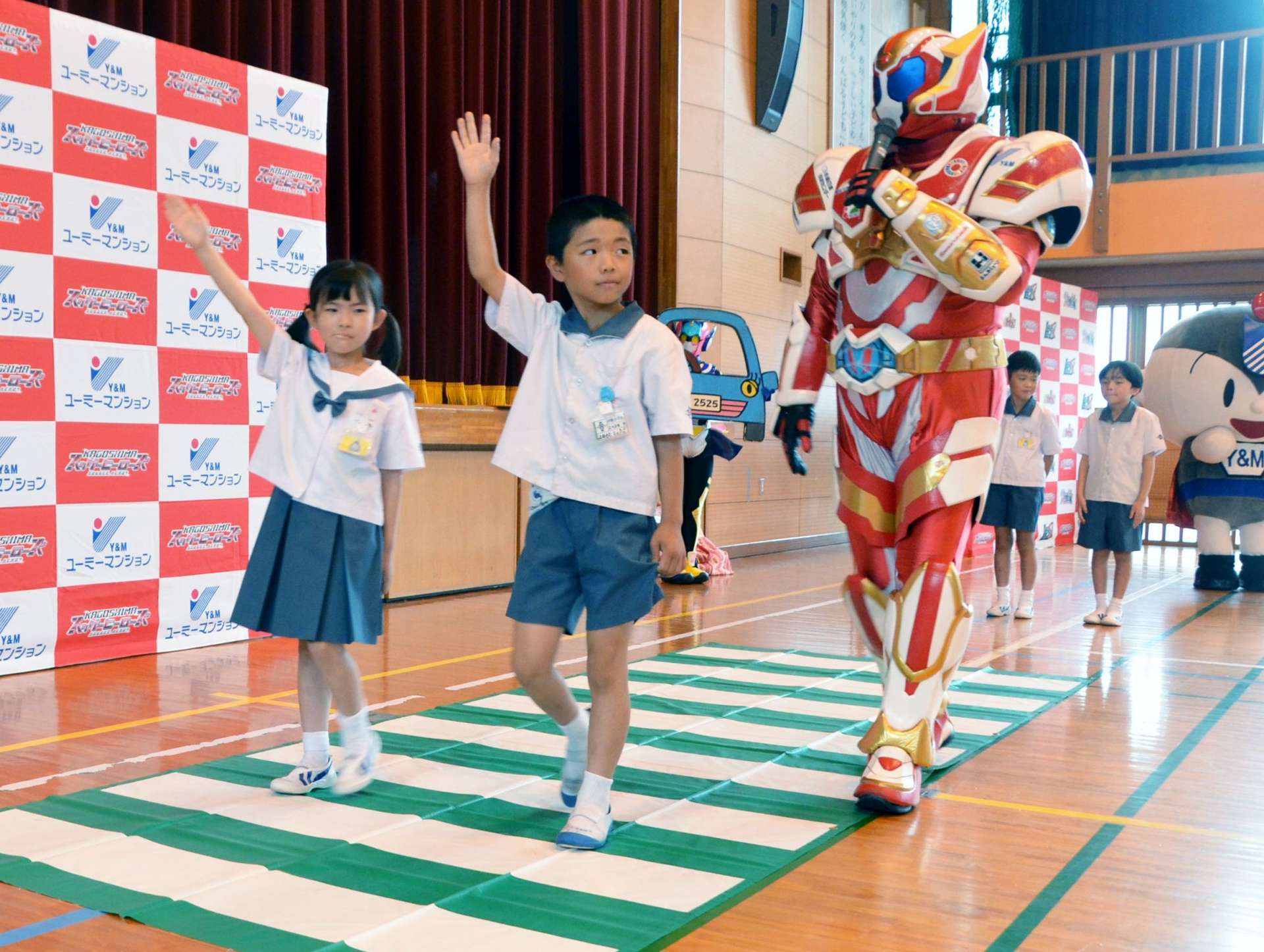 横断歩道の正しい渡り方を練習する児童＝鹿児島市の伊敷小学校