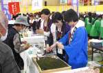 〈資料写真〉２０２４年１１月、恒例の「指商デパート」で、笑顔で商品を販売する生徒たち＝指宿市の指宿商業高校