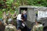 避難するため自衛隊車両に乗り込む薬師集落民＝２５日、さつま町永野