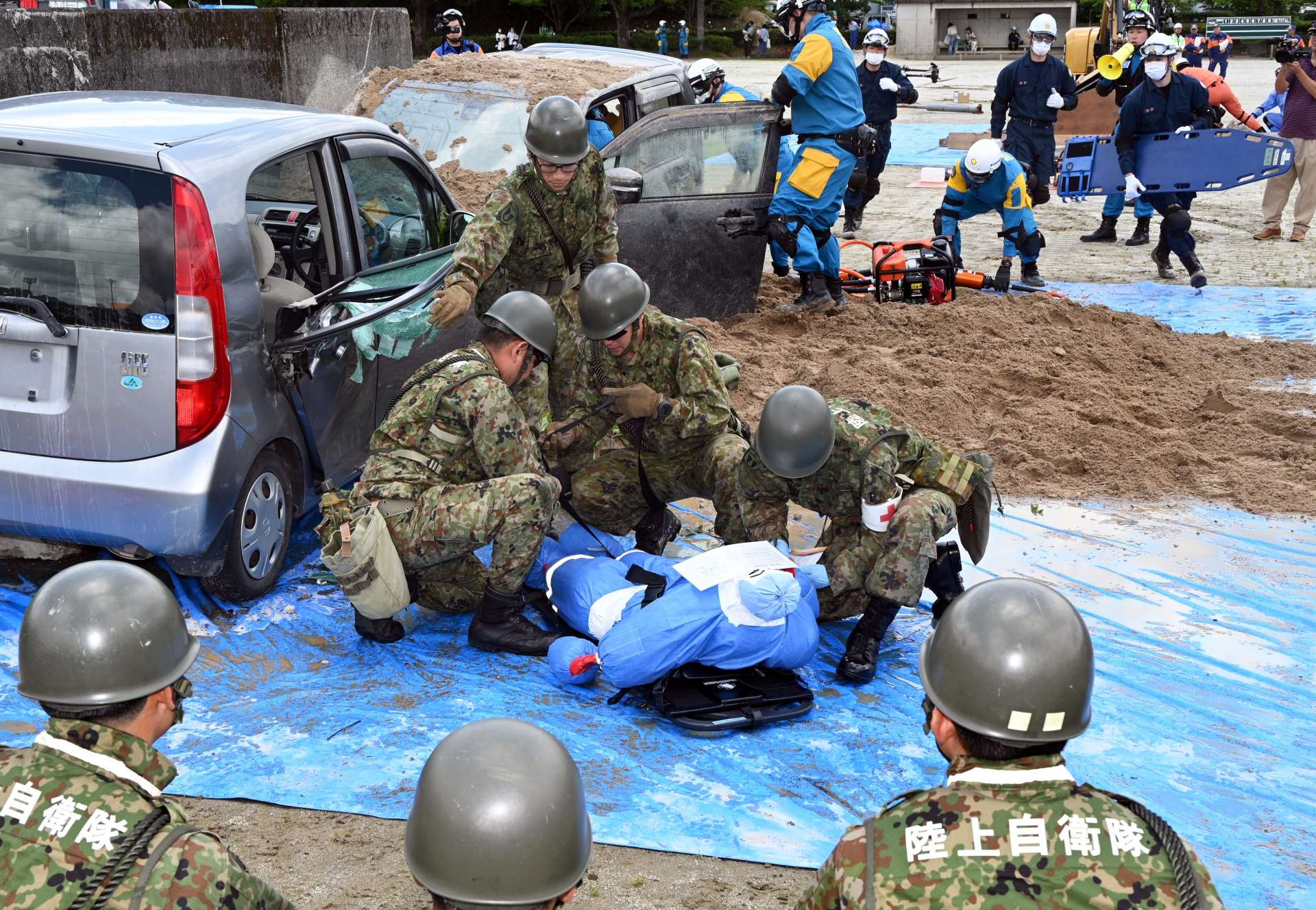 県警と合同で救出訓練をする自衛隊員ら＝２５日、さつま町の宮之城運動公園