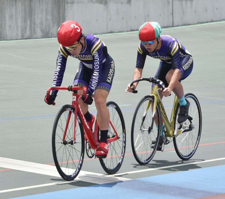４０００メートル速度競走を制した内田樂（南大隅、左）＝根占自転車競技場