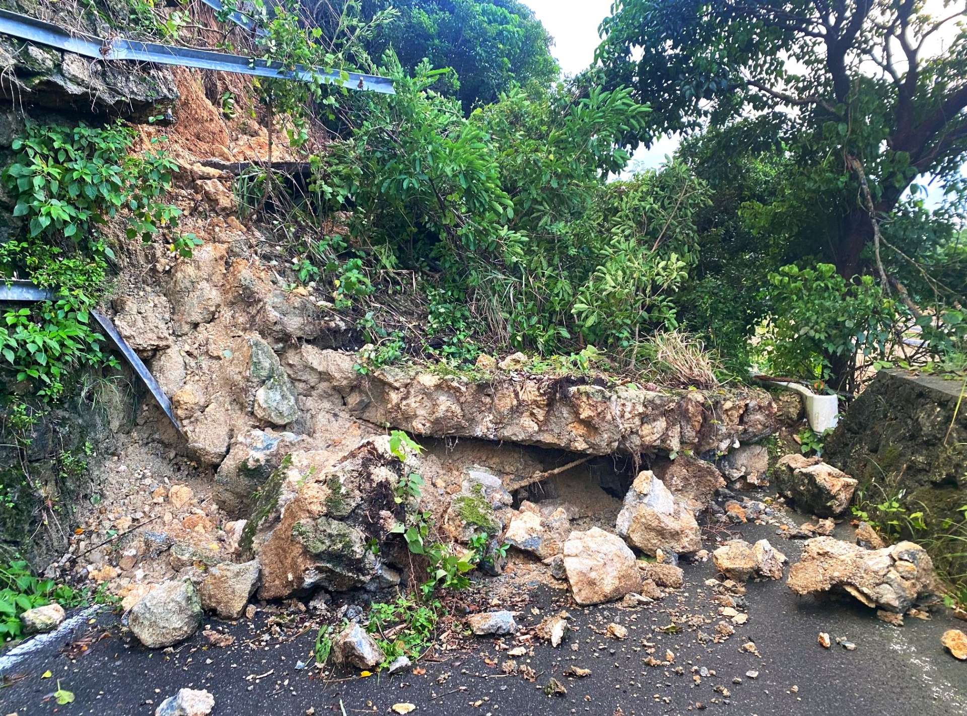 大きな山のない与論島でも線状降水帯が発生し、記録的な豪雨で土砂が崩れて道をふさいだ＝２０２４年１１月、与論町立長（兵頭昌岳撮影）