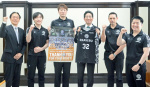 記念撮影をする鹿児島レブナイズの武藤修平選手（左から３番目）ら＝鹿児島市役所