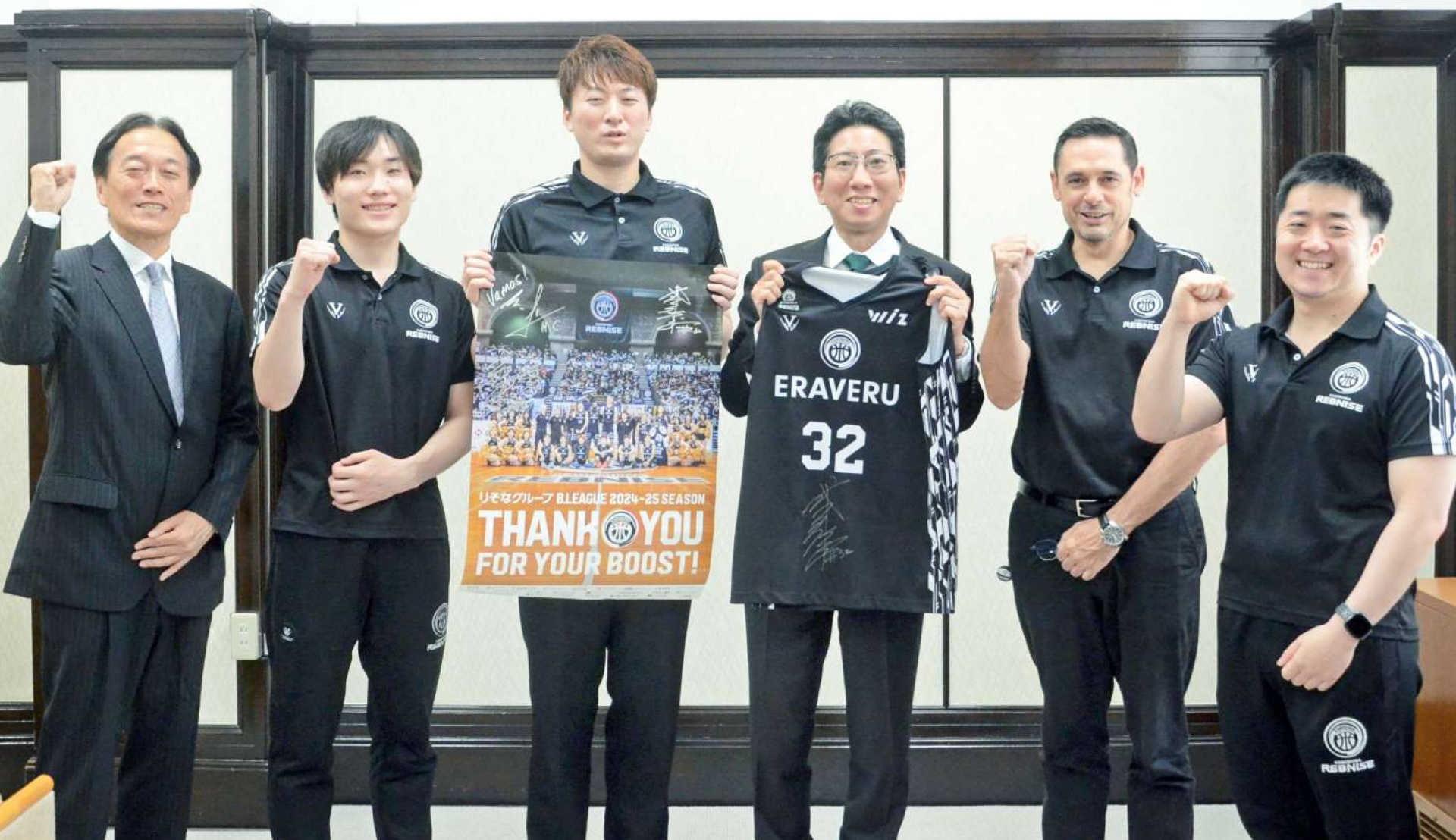 記念撮影をする鹿児島レブナイズの武藤修平選手（左から３番目）ら＝鹿児島市役所