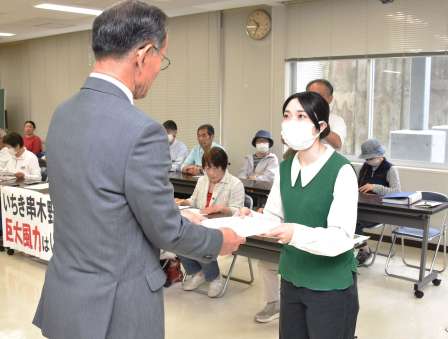 洋上風力発電の計画中止を求める要請書を手渡す市民（右）ら＝２６日、いちき串木野市役所