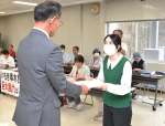 洋上風力発電の計画中止を求める要請書を手渡す市民（右）ら＝２６日、いちき串木野市役所