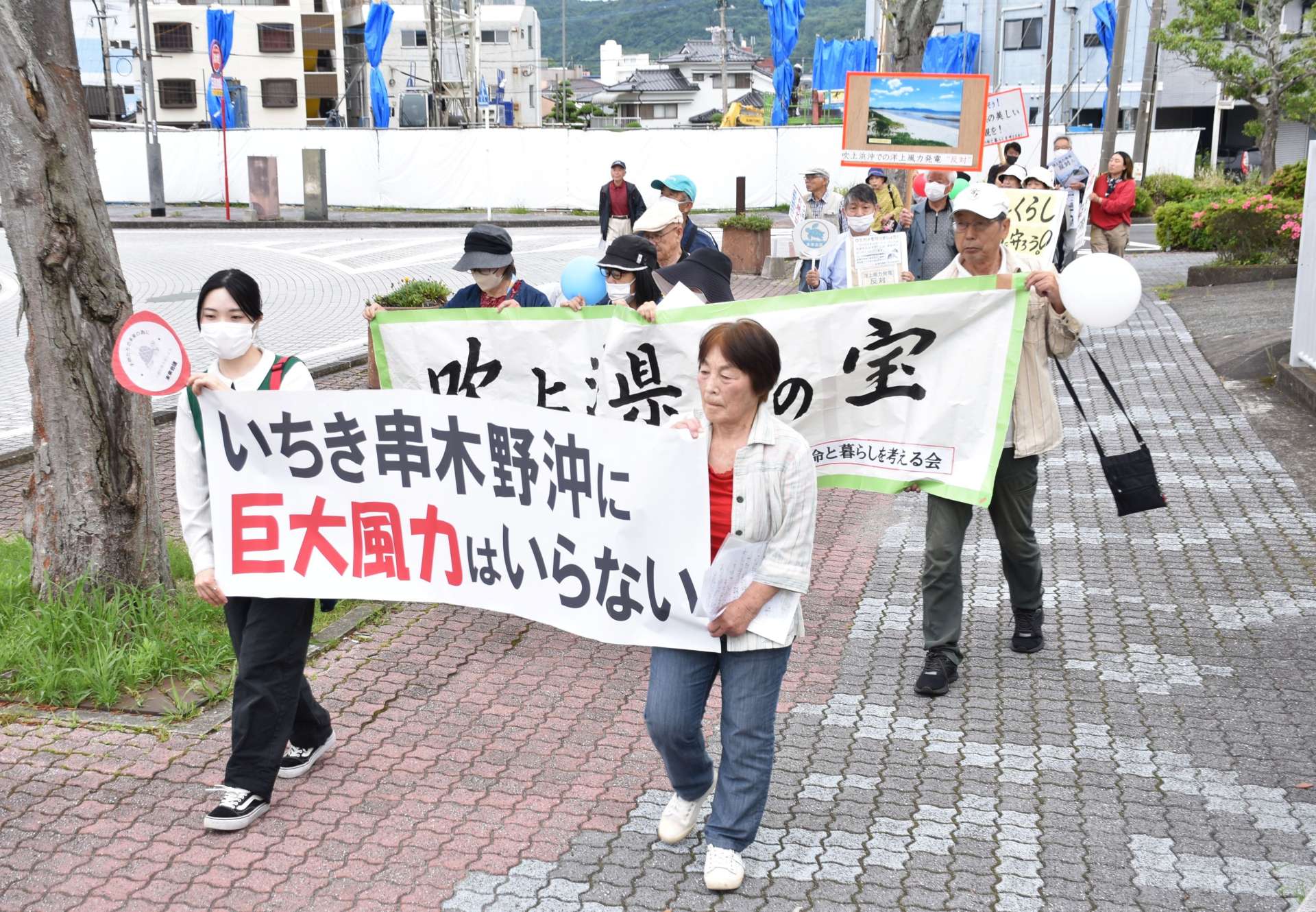 洋上風力発電計画への反対を訴えるデモ行進＝２６日、いちき串木野市旭町