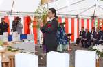 桜島学校の安全祈願祭で玉串をささげる下鶴隆央市長＝２６日、鹿児島市桜島横山町の同校建設地