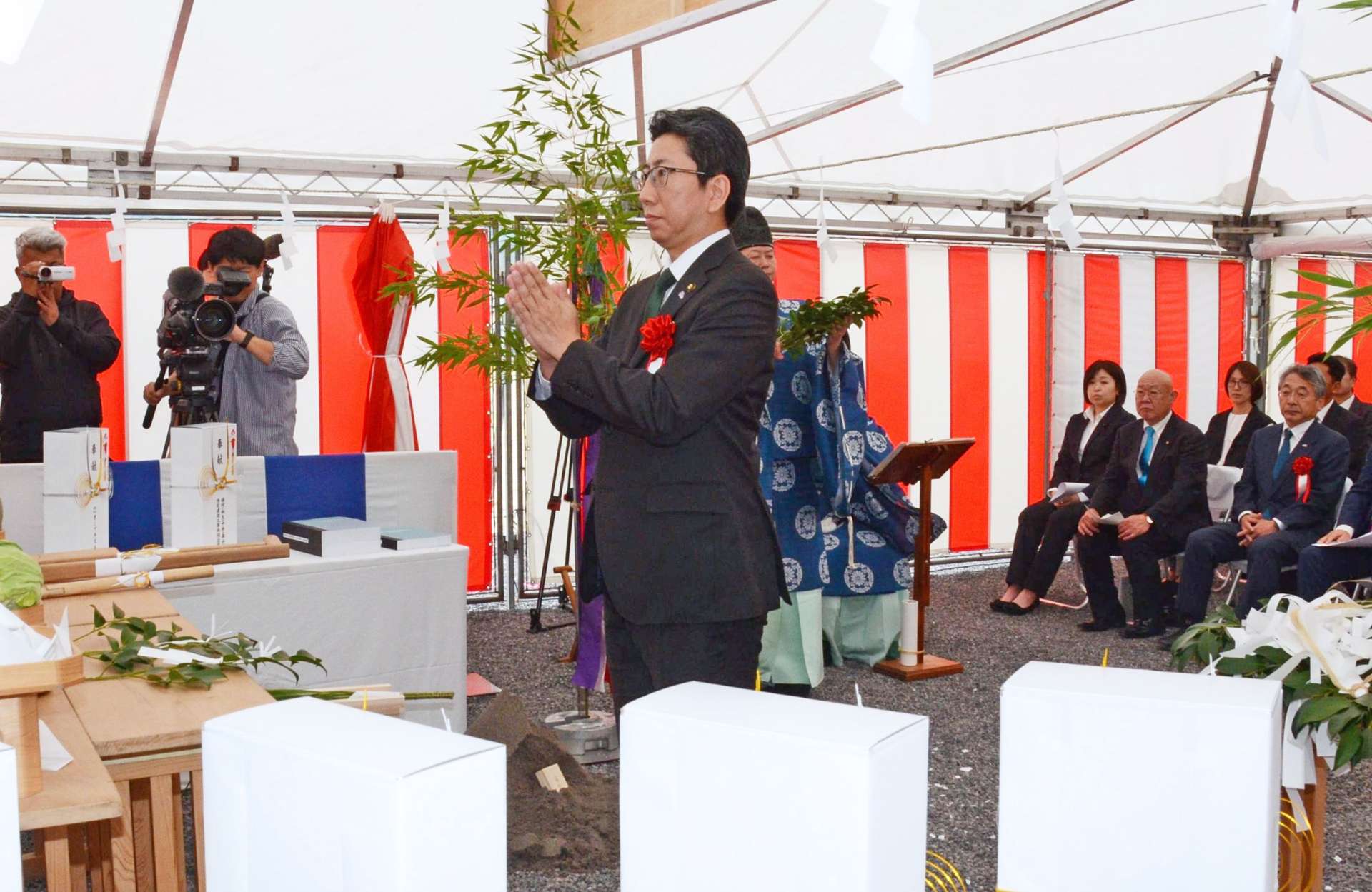 桜島学校の安全祈願祭で玉串をささげる下鶴隆央市長＝２６日、鹿児島市桜島横山町の同校建設地