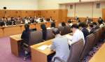 鹿児島県執行部から新総合体育館の検討状況について説明を受ける県議ら＝２６日、県議会全員協議会室