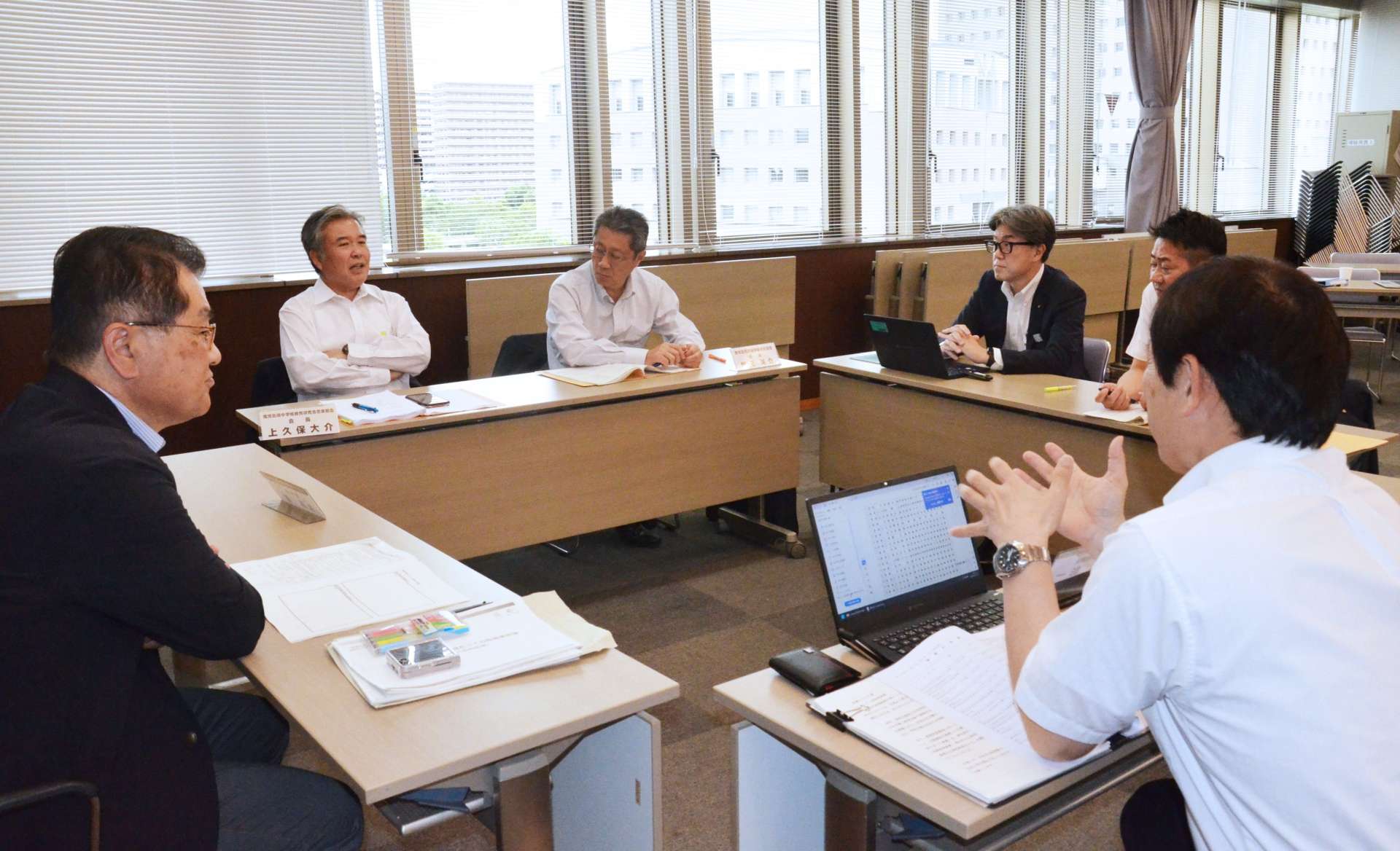 県教育委員会から報告を受ける推進協議会の委員＝２６日、鹿児島市の県赤十字血液センター