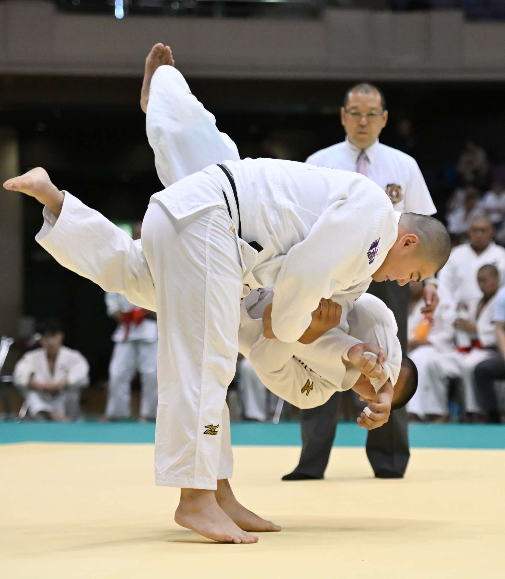 男子団体決勝リーグの川内商工戦、鹿工の大将・浜之上が袖釣り込み腰で一本勝ち＝西原商会アリーナ