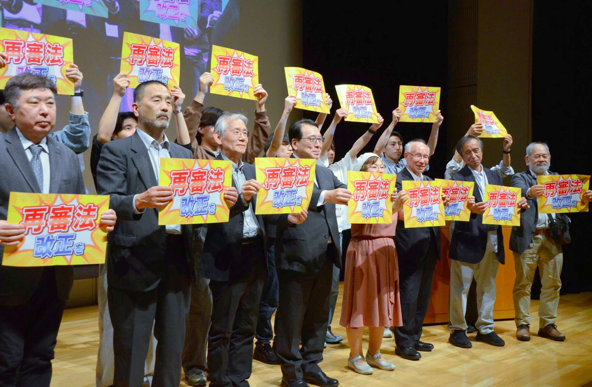 再審法改正を訴える前川彰司さん（左から２人目）ら＝２６日、東京都文京区