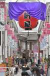 山形屋との共存関係が長く続く納屋通＝２６日、鹿児島市中町