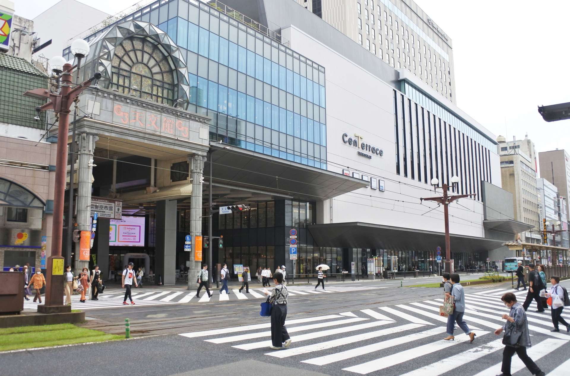 アーケード整備が予定されているセンテラス天文館前の電車通り＝２６日、鹿児島市
