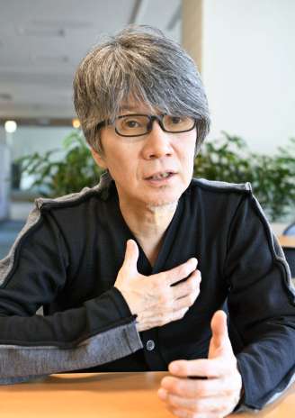 桜島学校の校歌の作曲をする吉俣良さん