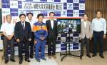 オンラインで大船渡市と結んだ義援金贈呈式＝肝付町役場