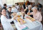 最後の同窓会で再会し、笑顔で乾杯する卒業生＝枕崎市東本町