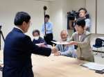 次世代革新炉の建設に反対するよう要請書を手渡す鳥原良子代表（右）＝２７日、薩摩川内市役所