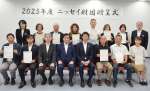 ニッセイ財団の助成を受けた団体の代表者ら＝２７日、県庁