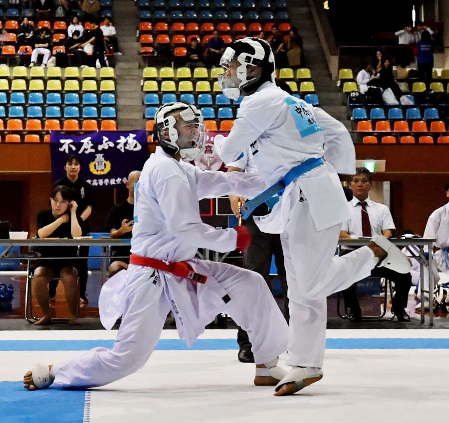 決勝リーグの鹿第一戦、中段突きでポイントを奪う鹿城西の次鋒・北別府（左）＝県体育館
