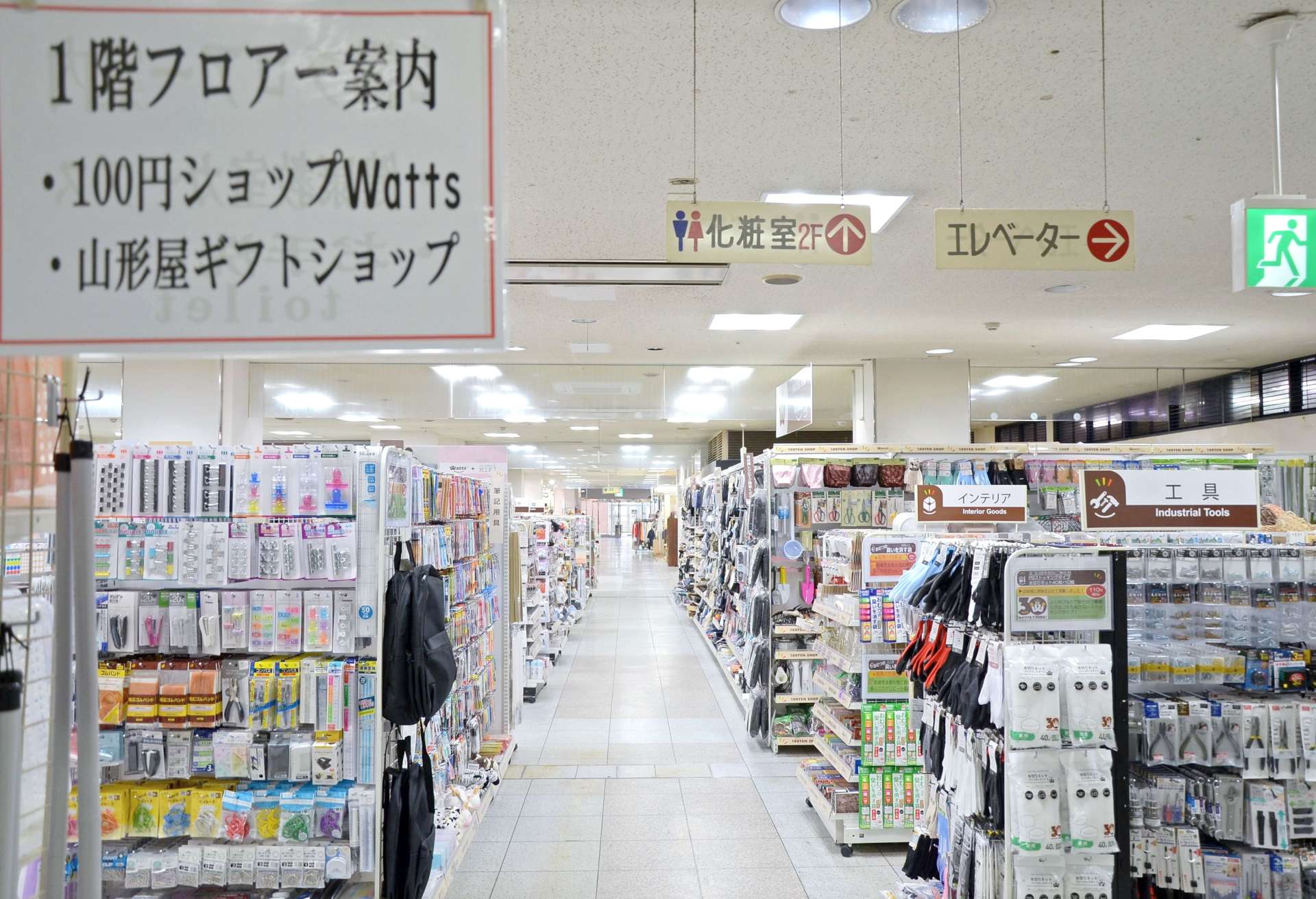 百貨店業態から撤退した「宮崎山形屋ギフトショップ日南店」。売り場は１階に集約された＝１９日、日南市岩崎３丁目