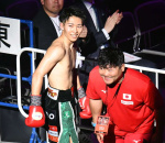 勝利後、観客席に応える荒竹一真選手（左）と父・俊也さん＝２８日、横浜市の横浜ＢＵＮＴＡＩ