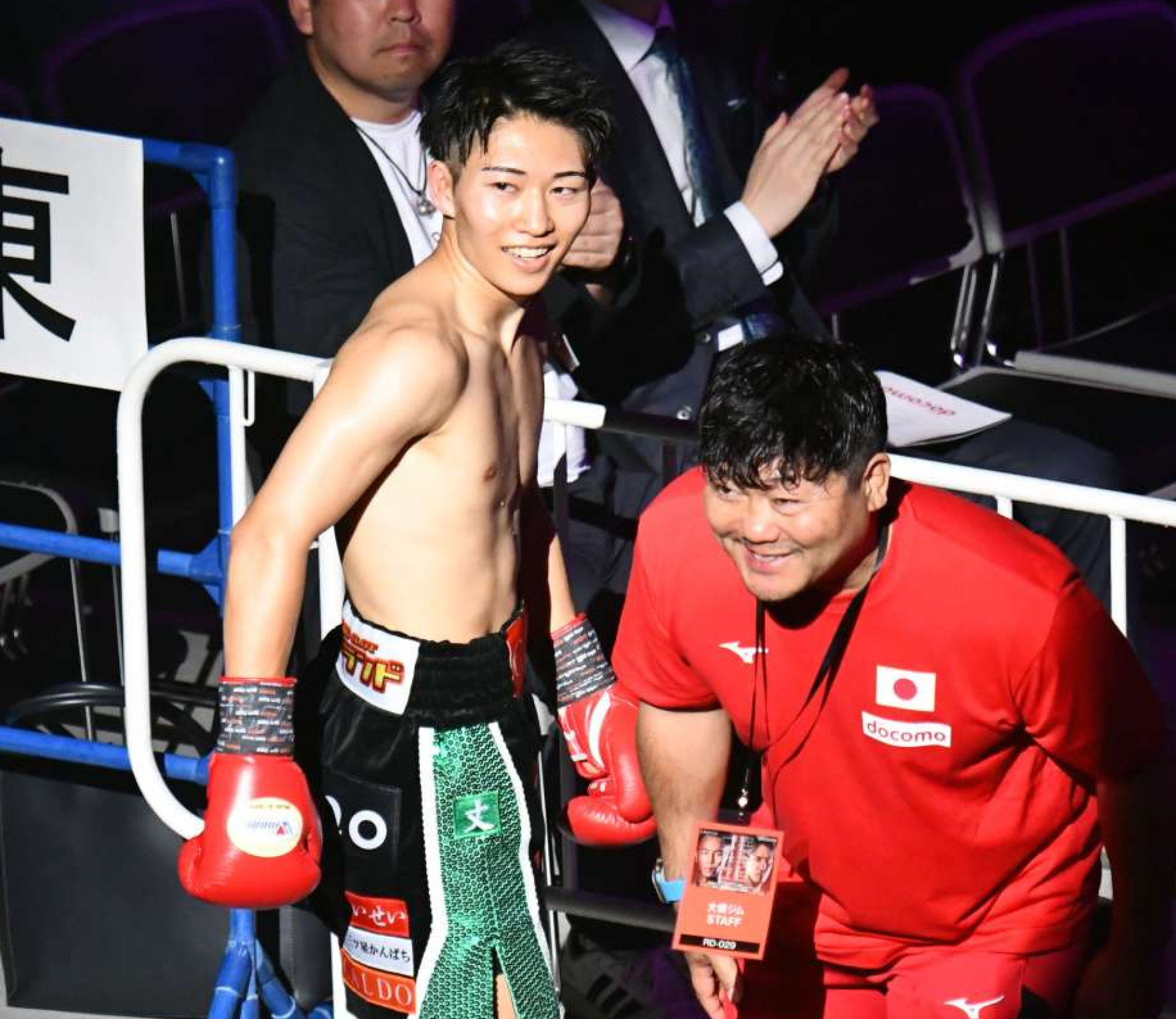 勝利後、観客席に応える荒竹一真選手（左）と父・俊也さん＝２８日、横浜市の横浜ＢＵＮＴＡＩ