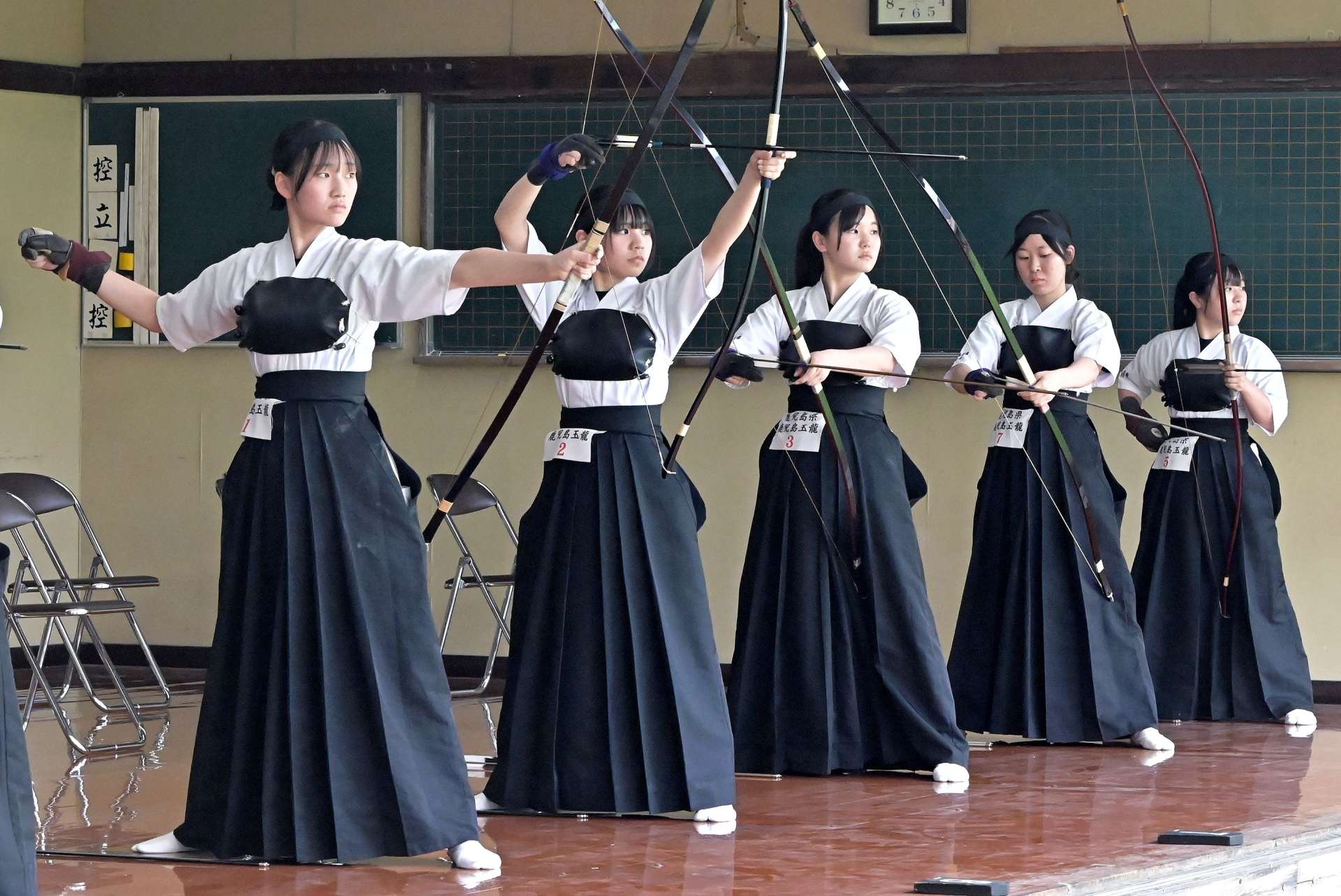 混戦を制し女子団体２連覇を果たした鹿児島玉龍＝県武道館