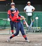 ７回表神村１死二塁、福良が本塁打を放つ＝日置市の中村商会スタジアム