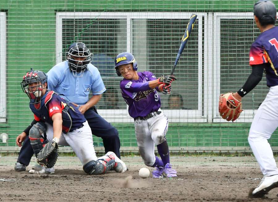 ５回表鹿工２死二、三塁、永吉が中前適時打を放つ＝日置市の中村商会スタジアム