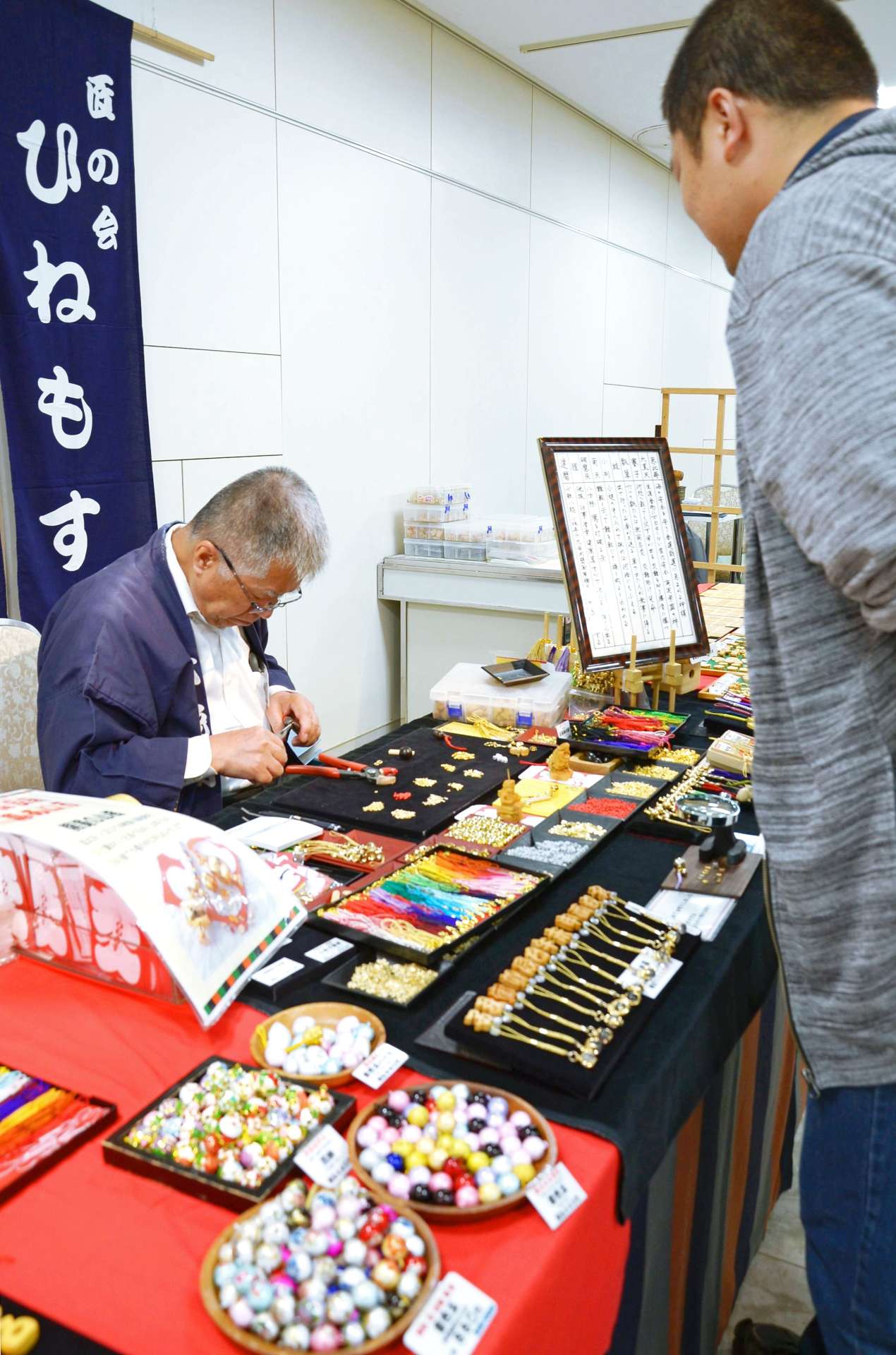 職人の技に見入る来場客＝２９日、鹿児島市の山形屋