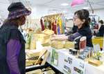 職人から工芸品の特徴を聞く来場客（左）＝２９日、鹿児島市の山形屋