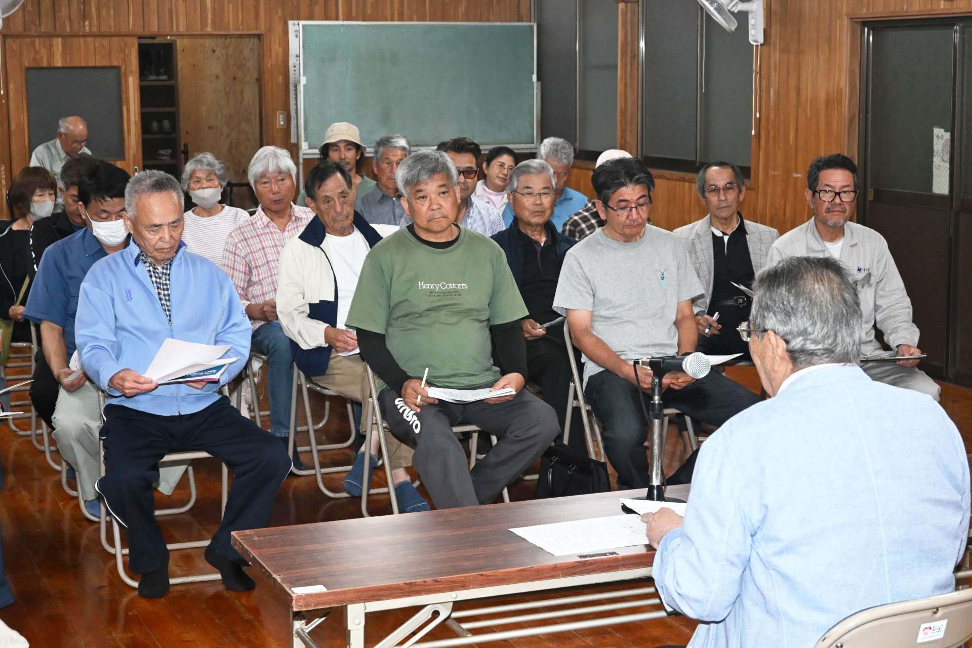 「屋久島町防災の日」に合わせて開かれた集いで地震や津波について学ぶ住民ら＝２９日、屋久島町楠川