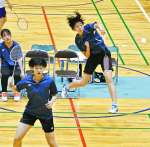 第１ダブルスを制し初優勝に貢献した鹿児島育英館の上野（左）・宮内＝南栄リース桜島アリーナ
